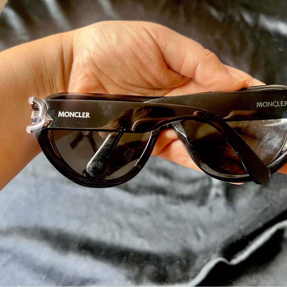 Moncler Glossy Black Eyewear